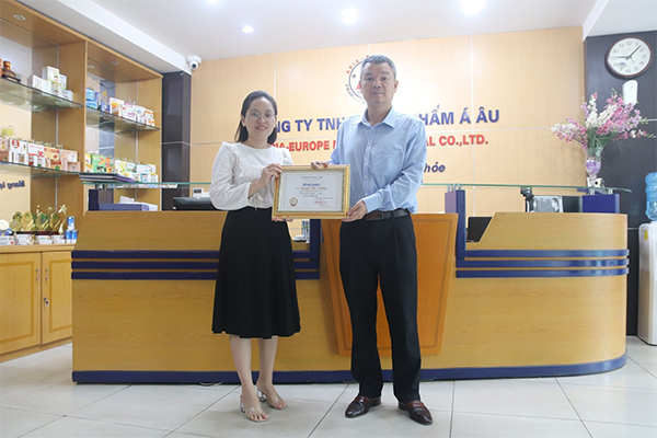 Chị Nguyễn Thị Thương - Quản lý nhãn - Công ty TNHH Dược phẩm Á Âu nhận Giấy chứng nhận thâm niên công tác